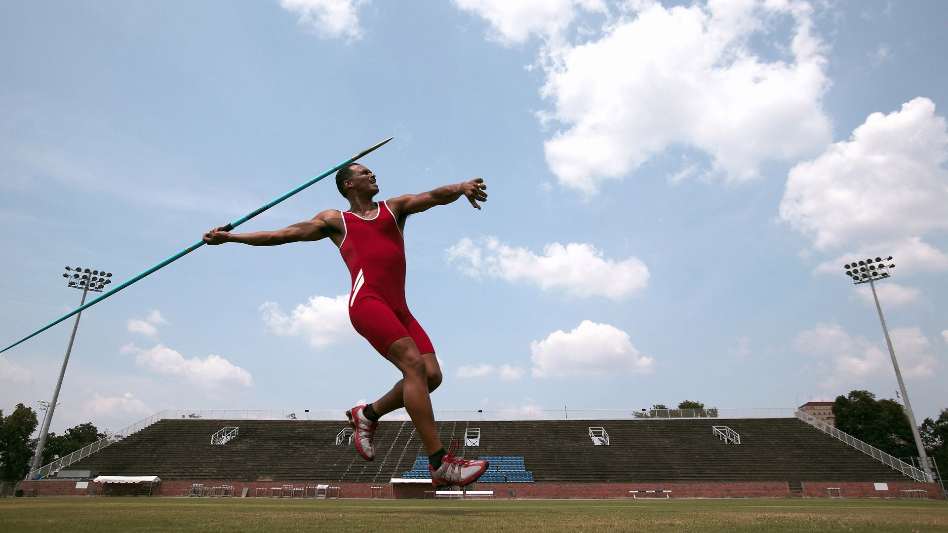 欧冠决赛巅峰对决,皇马3-1力克利物浦,本泽马双响加冕传奇