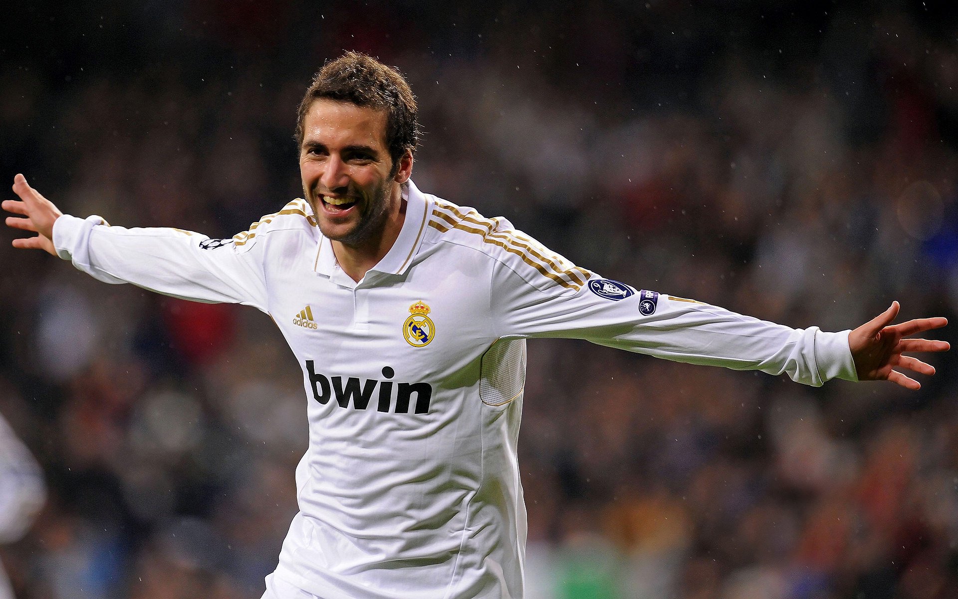 中超联赛第15轮,上海海港3-1逆转山东泰山,武磊梅开二度领跑射手榜