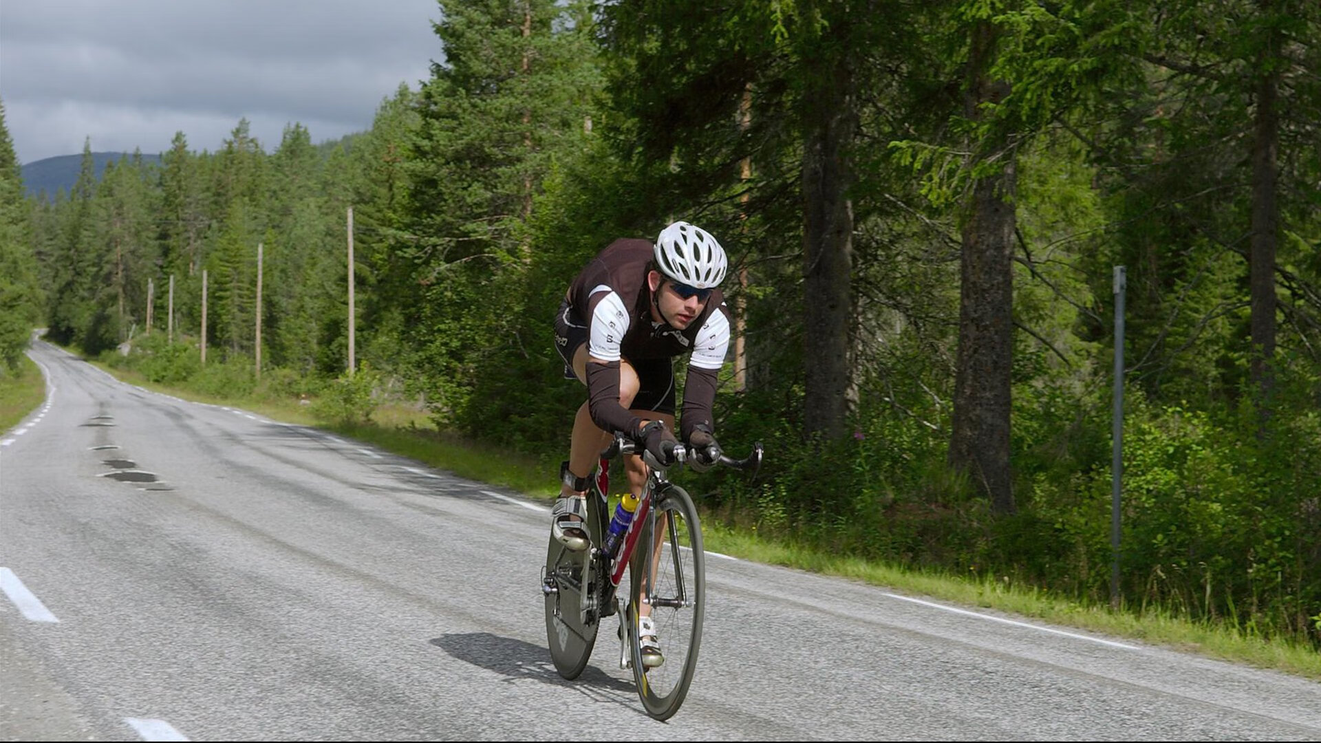 中国冰壶队世锦赛首战告捷 新秀组合展现强劲实力