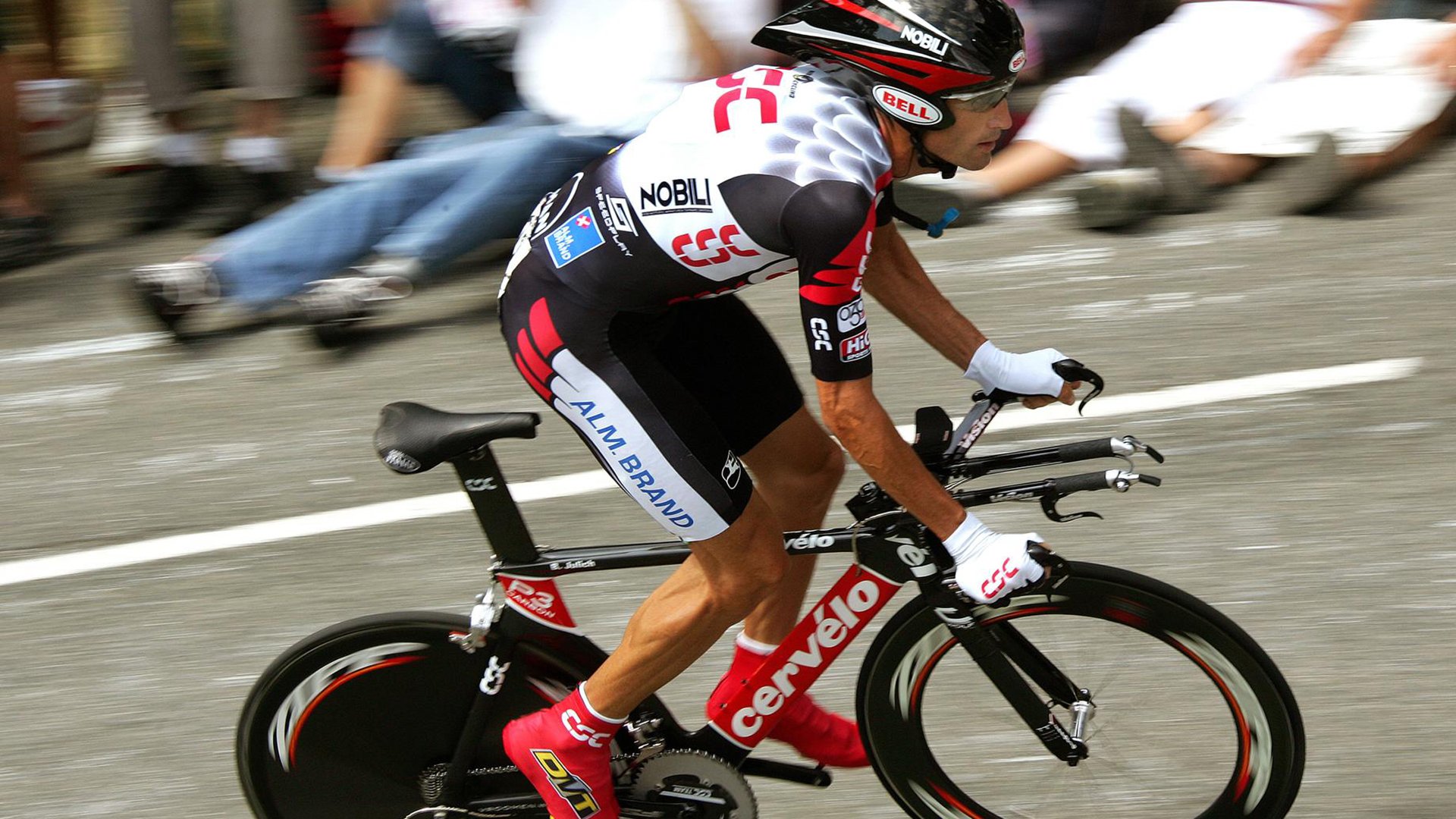 西甲联赛激战正酣，皇马巴萨上演巅峰对决