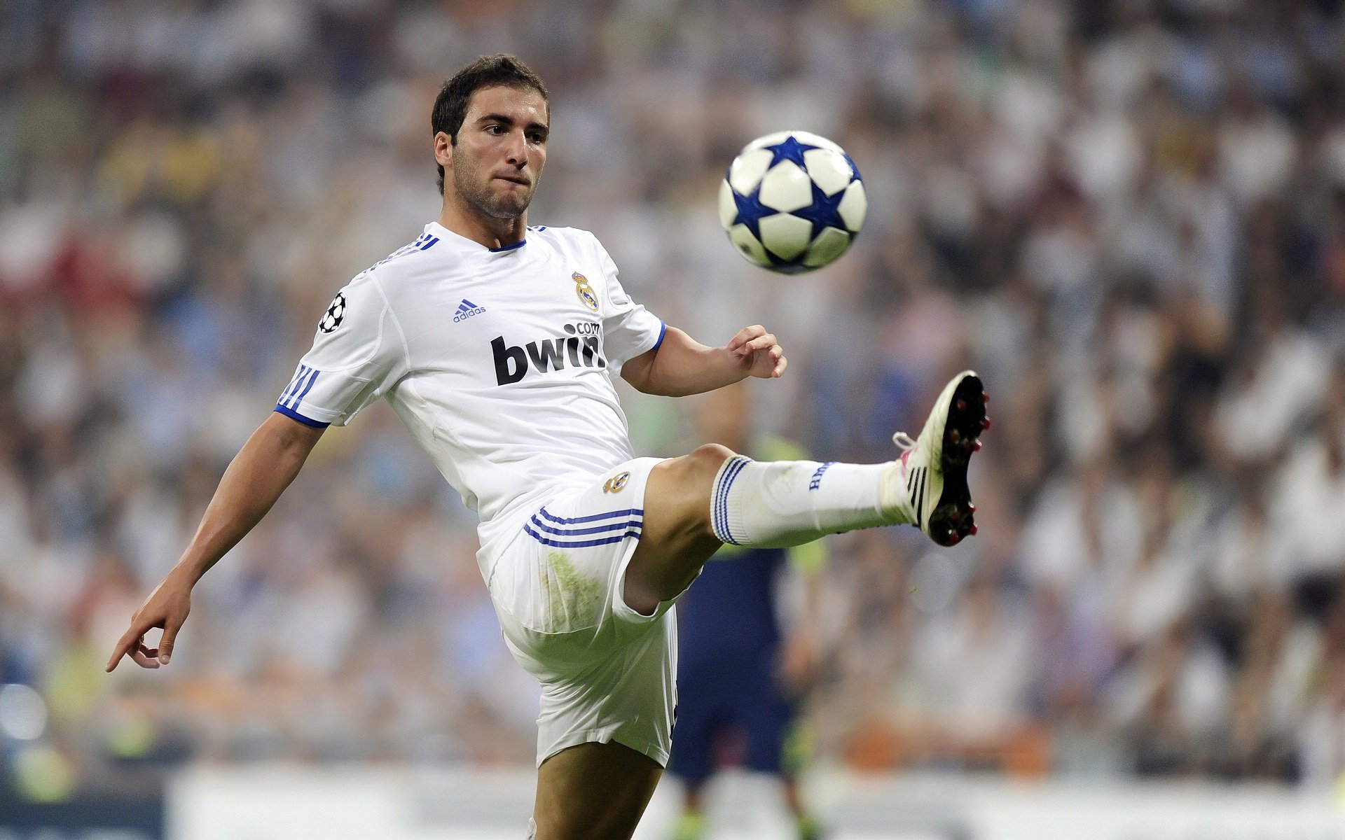 百米飞人巅峰对决 新星闪耀打破十年纪录